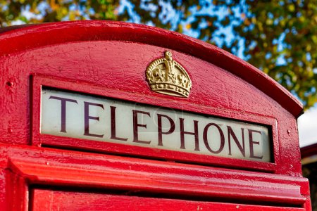 Foto de Vista de cerca del letrero telefónico en la cabina telefónica roja en Londres, Reino Unido - Imagen libre de derechos