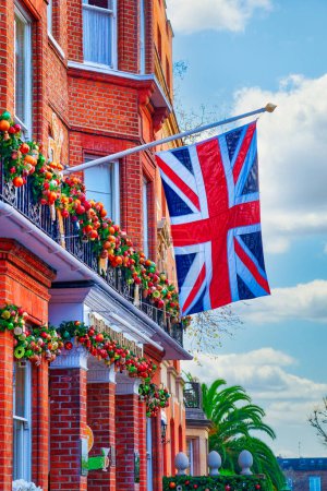 Blick auf die britische Flagge am Gebäude bei klarem Himmel