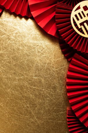 Téléchargez les photos : Chinese Lunar New Year golden background with red paper fans. Asian traditional cultural decoration. Copy space for a party. - en image libre de droit