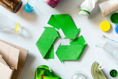 concepto de reciclaje - símbolo de reciclaje y objetos, vista superior, plano