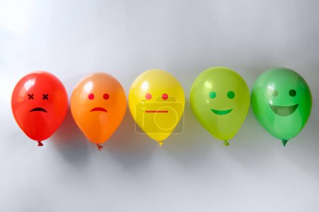 Foto de CUstomer feedback concept - colorful balloons from red to green with emojis. High quality photo - Imagen libre de derechos