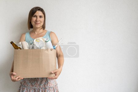 Foto de Female holding box of recycling materials, copy space - Imagen libre de derechos