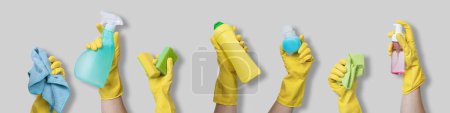 Téléchargez les photos : Concept de nettoyage mains dans des gants jaunes contenant des fournitures de nettoyage, fournitures, isolé - en image libre de droit