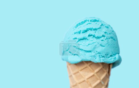Foto de Pala de helado azul en cono, fondo azul brillante - Imagen libre de derechos