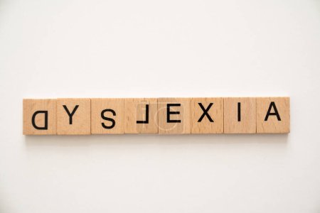 Téléchargez les photos : Dyslexie concept dysordeur - lettre sur fond blanc. vue de dessus - en image libre de droit