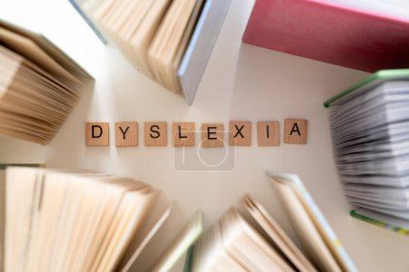 Téléchargez les photos : Dyslexie concept de trouble - nom du trouble avec des livres. Vue du dessus - en image libre de droit