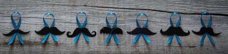 Téléchargez les photos : Concept Movember - événement de sensibilisation aux questions de santé masculine, moustache et ruban bleu, vue de dessus - en image libre de droit