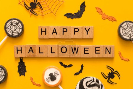 Téléchargez les photos : Concept Halloween - arrière-plan créatif avec bonbons festifs, araignées, chauves-souris, vue de dessus - en image libre de droit