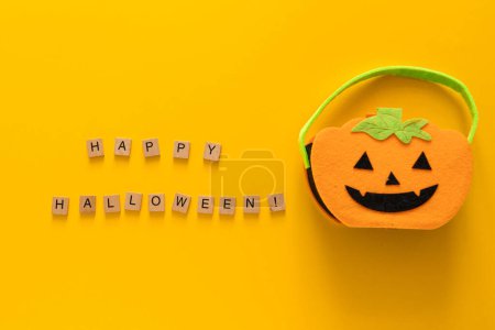 Téléchargez les photos : Concept Halloween - seau à larmes sur fond lumineux, vue de dessus - en image libre de droit