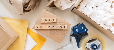 Drop Shipping Konzept - Verpackungsmaterialien zum Anschauen