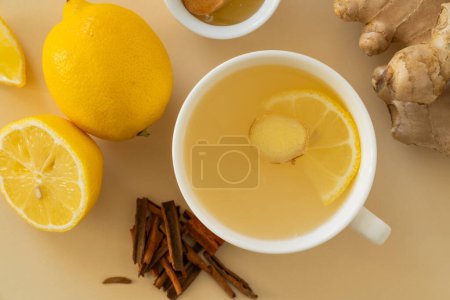 Téléchargez les photos : Thé au gingembre et ingrédients - citron, gingembre, miel, espace de copie - en image libre de droit