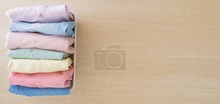Foto de Selección de ropa fresca cuidadosamente doblada para almacenamiento vertical, vista superior - Imagen libre de derechos