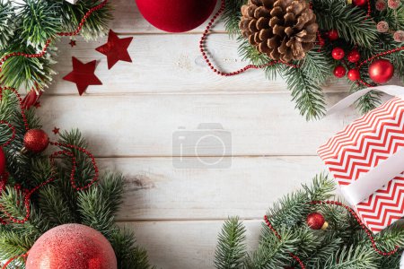 Foto de El concepto de Navidad - el fondo con el abeto y la decoración. Vista superior con espacio de copia. Foto de alta calidad - Imagen libre de derechos