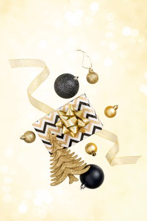 Foto de Composición creativa de cajas de regalo festivas. Levitación libre. Colores negro y dorado. Foto de alta calidad - Imagen libre de derechos