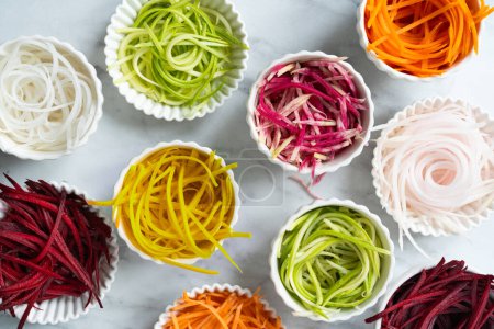Téléchargez les photos : Concept de nouilles aux légumes - sélection de spaghettis aux légumes, alternative faible teneur en glucides, vue du dessus - en image libre de droit