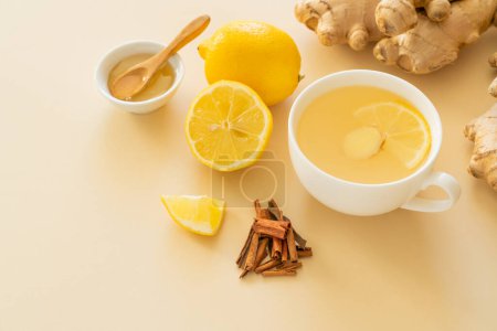 Foto de Té de jengibre e ingredientes - limón, jengibre, miel, espacio para copiar - Imagen libre de derechos