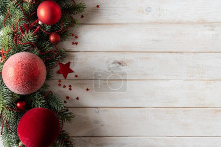 Foto de El concepto de Navidad - el fondo con el abeto y la decoración. Vista superior con espacio de copia. Foto de alta calidad - Imagen libre de derechos