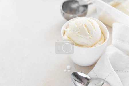 Téléchargez les photos : Glace à la vanille dans une tasse blanche, fond de marbre Photo de haute qualité - en image libre de droit