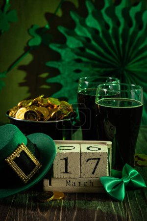 Foto de San Particks concepto de día - cerveza, olla de oro, calendario, sombrero, espacio de copia - Imagen libre de derechos