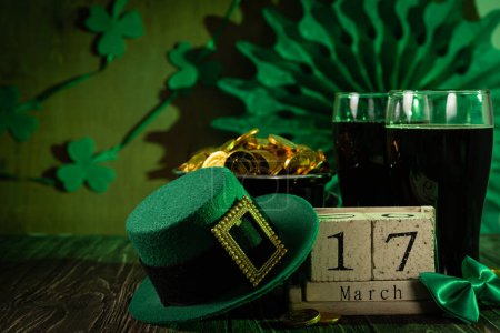 Foto de San Particks concepto de día - cerveza, olla de oro, calendario, sombrero, espacio de copia - Imagen libre de derechos