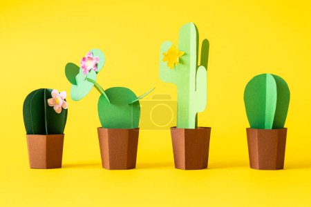 Foto de Concepto Cinco de Mayo - cactus artesanales de papel sobre fondo de color sólido. Foto de alta calidad - Imagen libre de derechos