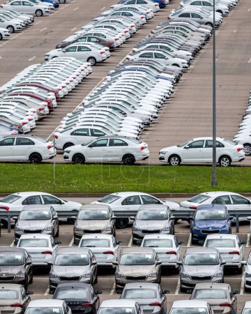 Téléchargez les photos : Volkswagen Group Rus, Russia, Kaluga - MAY 25, 2020: Rows of a new cars parked in a distribution center on a car factory parking. - en image libre de droit