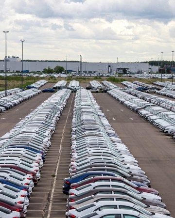 Téléchargez les photos : Volkswagen Group Rus, Russia, Kaluga - MAY 25, 2020: Rows of a new cars parked in a distribution center on a car factory parking. - en image libre de droit