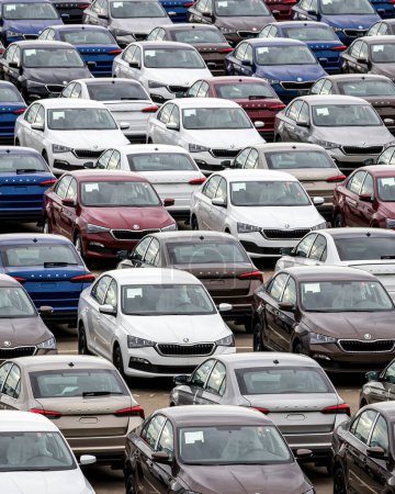 Foto de Volkswagen Group Rus, Russia, Kaluga - MAY 25, 2020: Rows of a new cars parked in a distribution center on a car factory parking. - Imagen libre de derechos