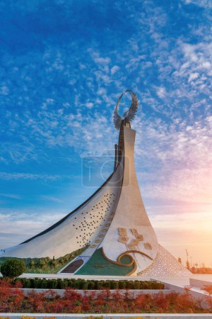 Photo for UZBEKISTAN, TASHKENT - JANUARY 4, 2023: Monument of Independence in the form of a stele with a Humo bird against a cloudy sky in the New Uzbekistan park. - Royalty Free Image