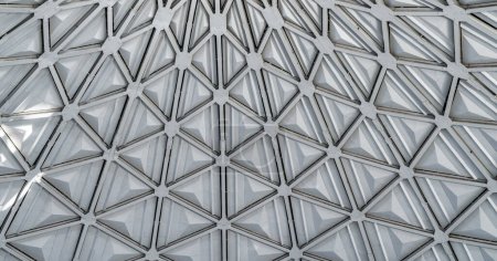 Téléchargez les photos : The steel inner part of the roof with the framework of the Chorsu Bazaar in Tashkent. Geometric architectural background. Asian architecture. - en image libre de droit