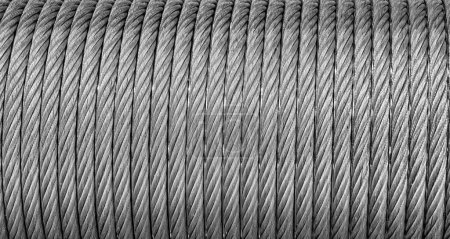 Foto de La textura de un nuevo cable de acero inoxidable envuelto en un carrete. Fondo abstracto para la desina. - Imagen libre de derechos