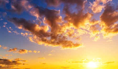 Foto de Los rayos del sol que rompen a través de las nubes dramáticas en la tarde o en la mañana en la puesta del sol o el cielo del amanecer. El concepto de fe, la esperanza para el mejor o el buen tiempo. - Imagen libre de derechos