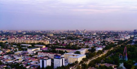 Téléchargez les photos : Ouzbékistan, Tachkent - 29 septembre 2023 : Vue de dessus depuis le pont d'observation de la tour de télévision de Tachkent jusqu'à la partie centrale de la ville couverte de smog au coucher du soleil. Polution de l'air en ville. - en image libre de droit