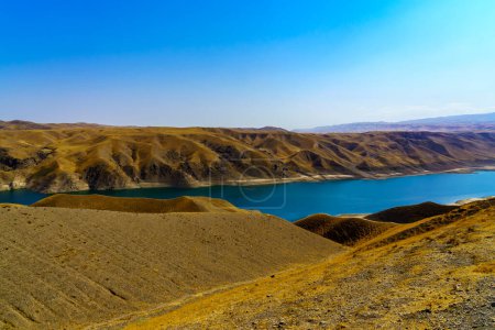 Une partie déserte de la réserve naturelle de Zaamin en Ouzbukistan par une journée ensoleillée d'été. Vue sur les montagnes et le réservoir d'en haut.
