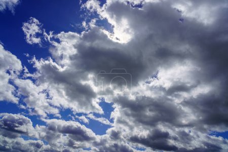 Foto de Rayos de sol rompiendo a través de nubes cúmulos dramáticos. El clima cambia de tormentoso a soleado. Esperanza o concepto religioso. - Imagen libre de derechos