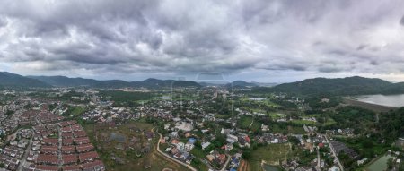 Téléchargez les photos : Panorama vue sur la nature Vue aérienne du district de Kathu Phuket Thaïlande depuis la caméra Drone Vue grand angle.Immeuble incroyable dans un paysage de ciel sombre, vue sur les montagnes - en image libre de droit