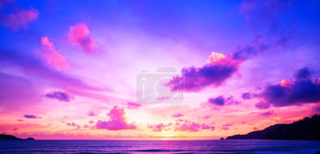 Téléchargez les photos : Coucher de soleil ou lever de soleil ciel nuages sur la lumière du soleil de mer à Phuket en Thaïlande, Incroyable paysage de plage nature paysage marin, fond de ciel coloré - en image libre de droit