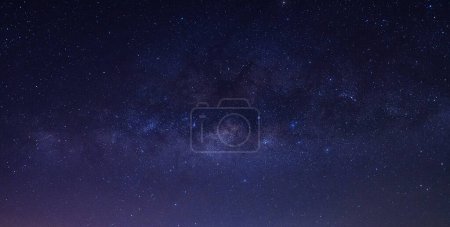 Foto de La Vía Láctea y las estrellas en el cielo nocturno - Imagen libre de derechos