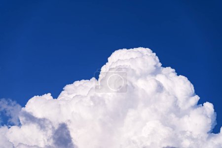 Téléchargez les photos : Nuages blancs étonnants en fond de ciel bleu Jour beau fond de paysage - en image libre de droit