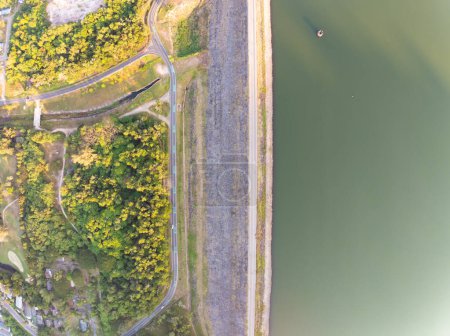Foto aérea de avión no tripulado volador de carretera de asfalto alrededor de la presa, hermoso paisaje de la naturaleza lente gran angular