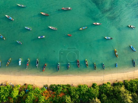 Luftdrohne Vogelperspektive Foto von oben nach unten tropischen Meer mit langen Schwanz Fischerboote Reiseboote auf Phuket Thailand, Erstaunliche Ansicht Meer Natur Landschaft
