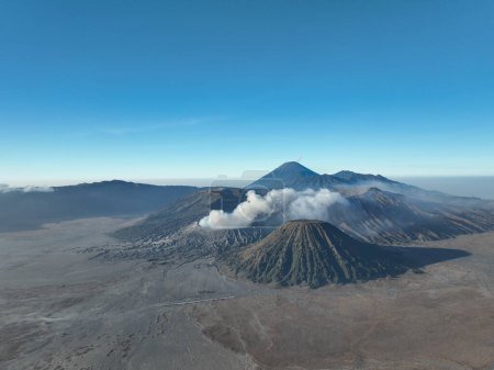 Vue Aérienne Montagnes au Volcan Bromo pendant un ciel ensoleillé, Belles Montagnes Penanjakan dans le Parc National Bromo Tengger Semeru, Java Est, Indonésie.