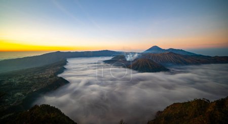 Luftaufnahme Berge am Bromo Vulkan bei Sonnenaufgang Himmel, Schöne Berge Penanjakan im Bromo Tengger Semeru Nationalpark, Ostjava, Indonesien.Naturlandschaft Hintergrund