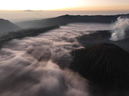 Vue Aérienne Montagnes au Volcan Bromo pendant le lever du Soleil, Belles Montagnes Penanjakan dans le Parc National Bromo Tengger Semeru, Java Est, Indonésie.