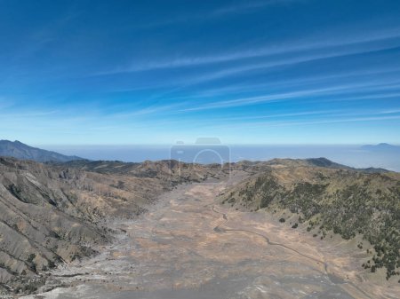 Luftaufnahme Berge am Bromo Vulkan bei sonnigem Himmel, Schönes Gebirge Penanjakan im Bromo Tengger Semeru Nationalpark, Ostjava, Indonesien