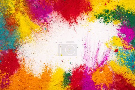 Foto de Colorido holi polvo explosión aislado en fondo de pantalla blanco. - Imagen libre de derechos
