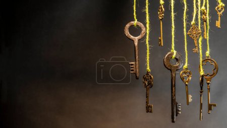 Foto de Banner conceptual vintage con llaves viejas colgando en el banner de la plantilla de la habitación. - Imagen libre de derechos