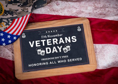 Téléchargez les photos : 11 novembre Journée des anciens combattants avec drapeau américain et casquette de l'armée. - en image libre de droit