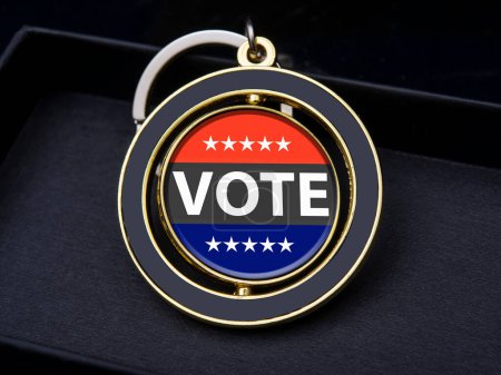 Foto de Su voto importa: la insignia de voto de Estados Unidos dentro de un llavero. - Imagen libre de derechos