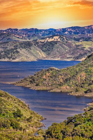 Téléchargez les photos : Les tempêtes hivernales remplissent le lac Casitas à Ojai en Californie - en image libre de droit
